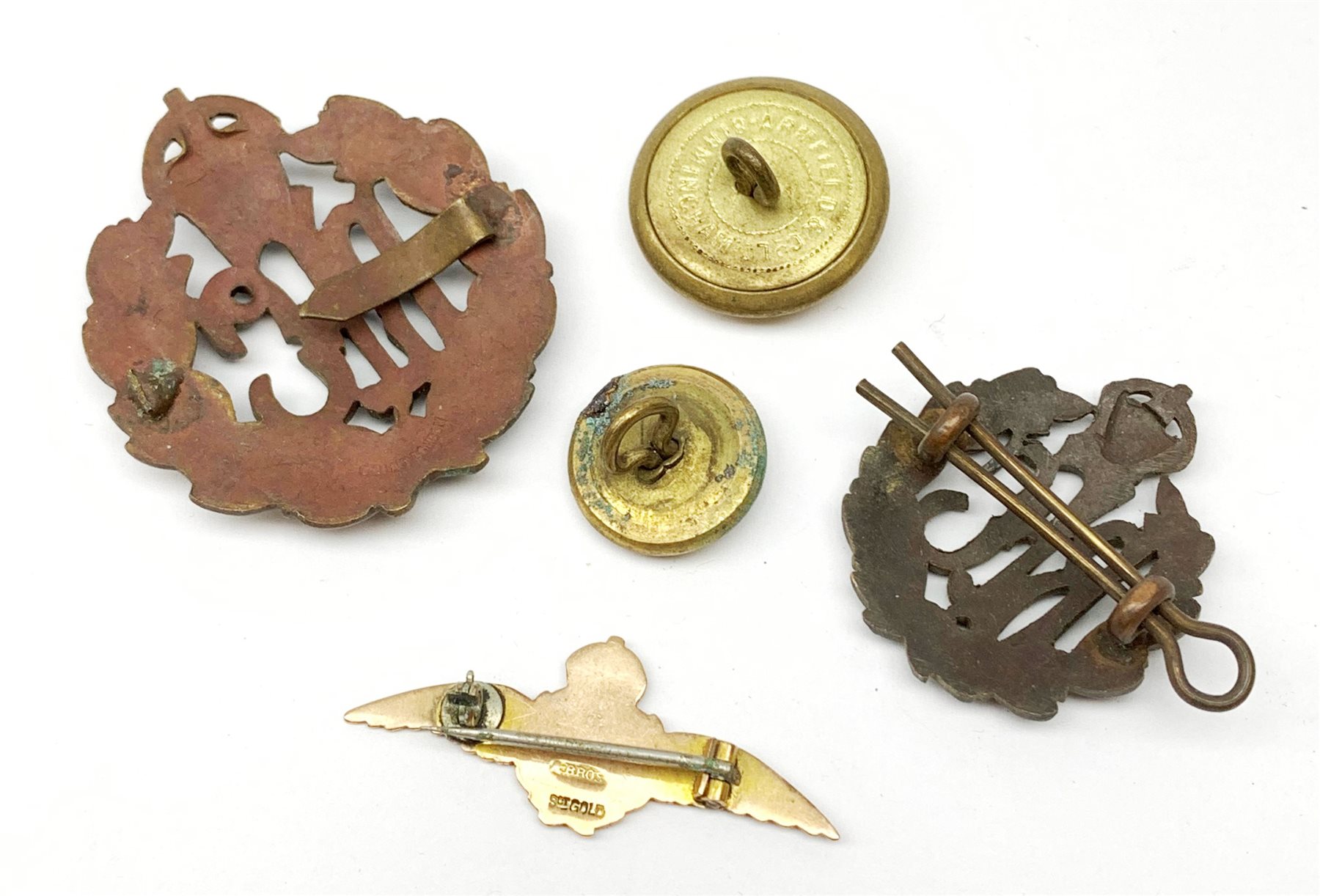 WW1 9ct gold Royal Flying Corps sweetheart bar brooch as a pair of pilot's wings L4cm; two RFC metal badges and two buttons (5)