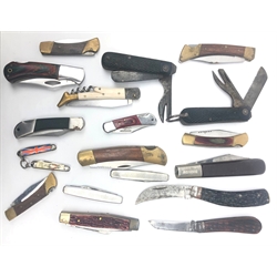  WW2 pocket knife, stamped 1944 broad arrow DCC Sheffield, another broad arrow 1942 Wilson, both with textured grips, a George Wostenholm l.XL three blade pocket knife, single blade knife stamped Saynor Sheffield, another Rawson Brothers Sheffield, all with horn grips, and a collection of other pocket knives, (19)  