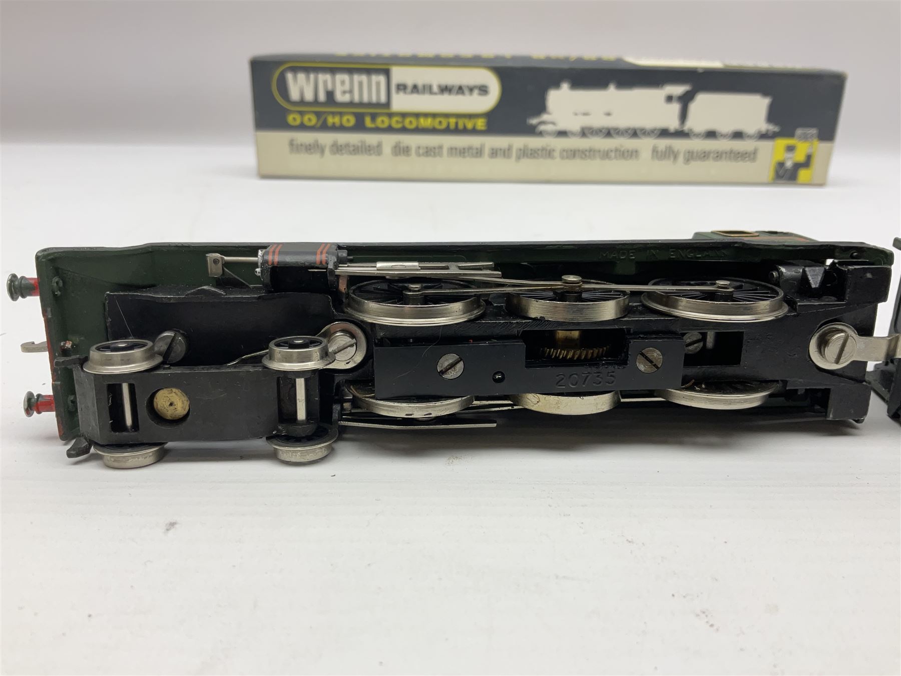 Wrenn '00' gauge - two Castle Class 4-6-0 locomotives - 'Clun Castle' No.7029 (number on buffer beam) in Great Western Green; and 'Cardiff Castle' No.4075 in BR Green; both boxed with instructions (2)