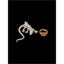 Chinese 9ct gold signet ring, together with a silver lizard brooch