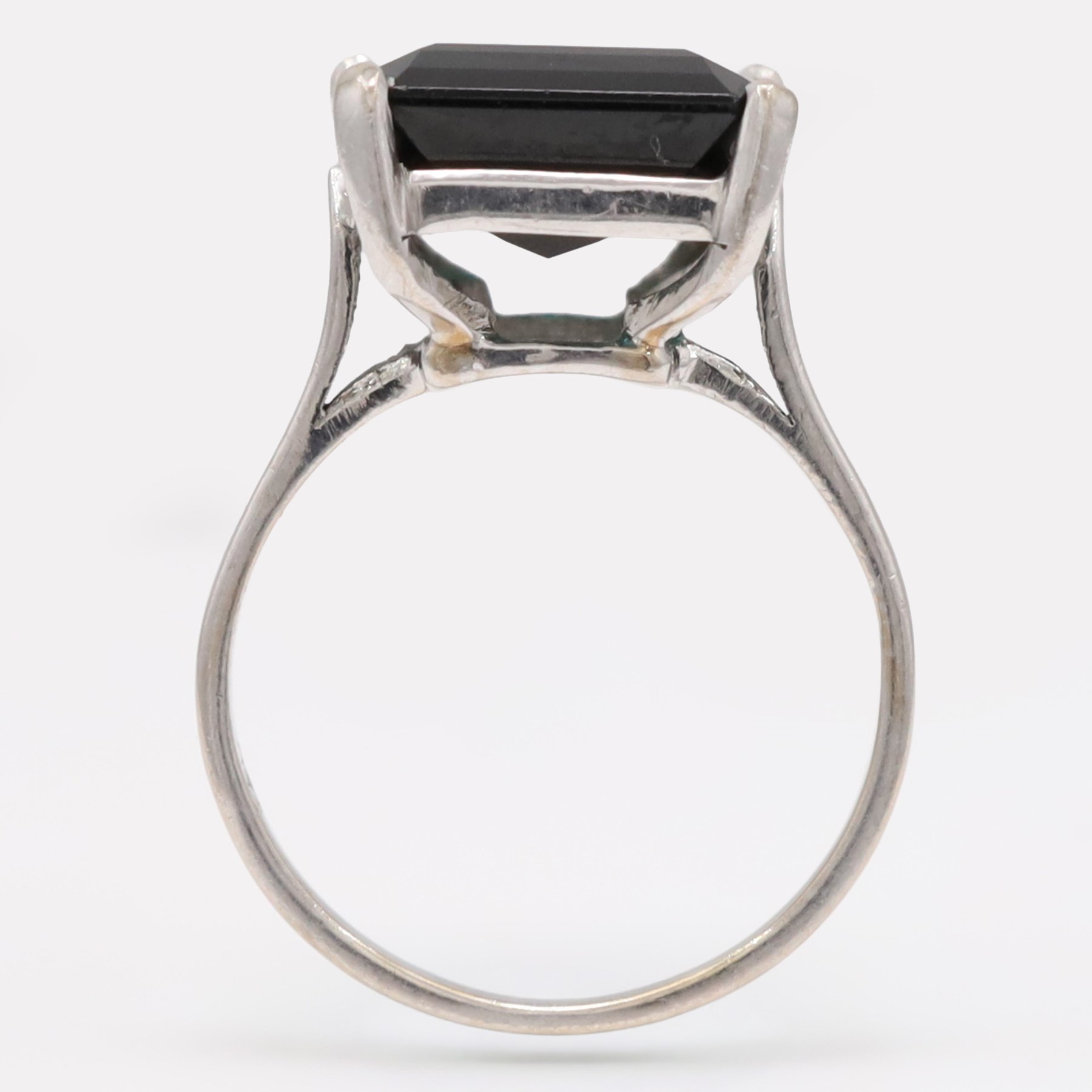 18ct white gold tourmaline ring, four claw set with an emerald cut green tourmaline of approx 6.95 carat, stamped 750