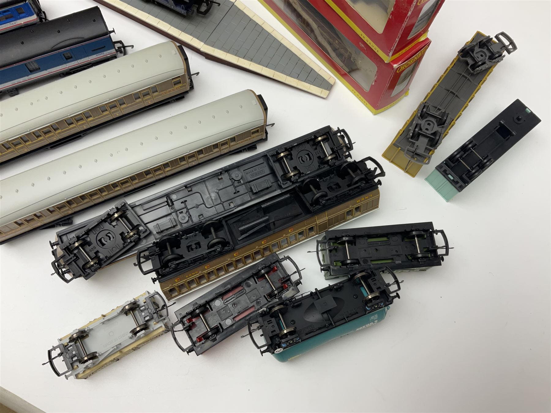 Tri-ang/Hornby '00' gauge - RS.606 Express Goods Set; boxed; eleven passenger coaches and twelve goods wagons (some boxed) by Hornby, Lima etc; and boxed Hornby Skaledale Station Building with platform