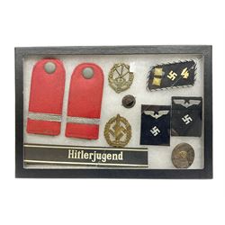 WW2 German Don Cossack epaulettes; and quantity of German insignia including SA Sports Badge for war wounded, Hitler Youth badge, Young Cossacks badge, Wound badge, Hitler Youth cuff title etc; in glass topped display box.