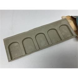 '00' gauge trackside accessories including Metcalfe kits for Platform, Goods Shed and Signal box, Superquick locomotive shed, Airfix kits for locomotive, wagons and buildings etc, Dapol Station Accessories and Turntable, six Parkside Dundas wagon kits, Hornby Footbridge etc; most boxed or packaged