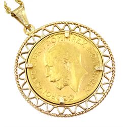 King George V 1913 gold full sovereign coin, loose mounted in gold pendant, on gold chain, both hallmarked 9ct