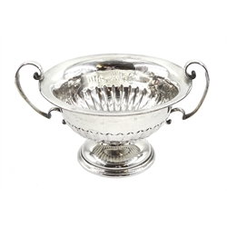 Silver twin handled pedestal bowl, with reeded lower body, by Walker & Hall, Sheffield 1923, approx 10.5oz