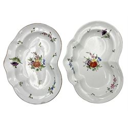 Pair of early 19th century Chamberlain's Worcester dessert dishes, each of kidney shaped form, hand painted with floral sprays and sprigs, one example with printed mark beneath, the other with painted pattern number 582 beneath, L25.5cm