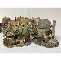 Fifteen Lilliput Lane models, including The Nineteenth Hole, Cowslip Cottage, The Lion Mongers, Going For a Song and Old Crofty, Gossip Gate and Beehive Cottage, all with deeds and original boxes (15)