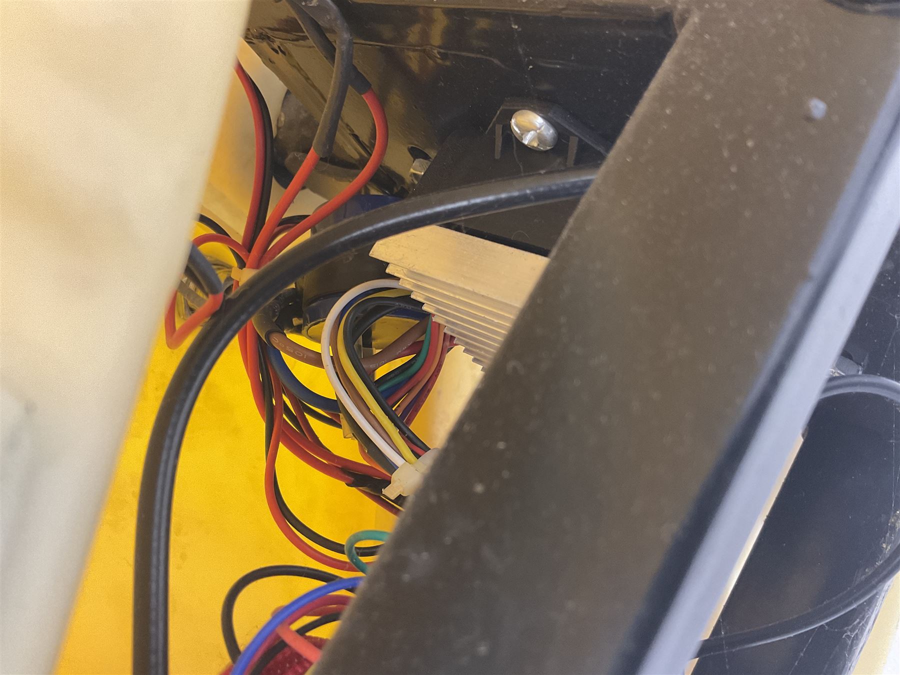 E-Scooter yellow electric 2-wheel scooter with seat and charger L106cm