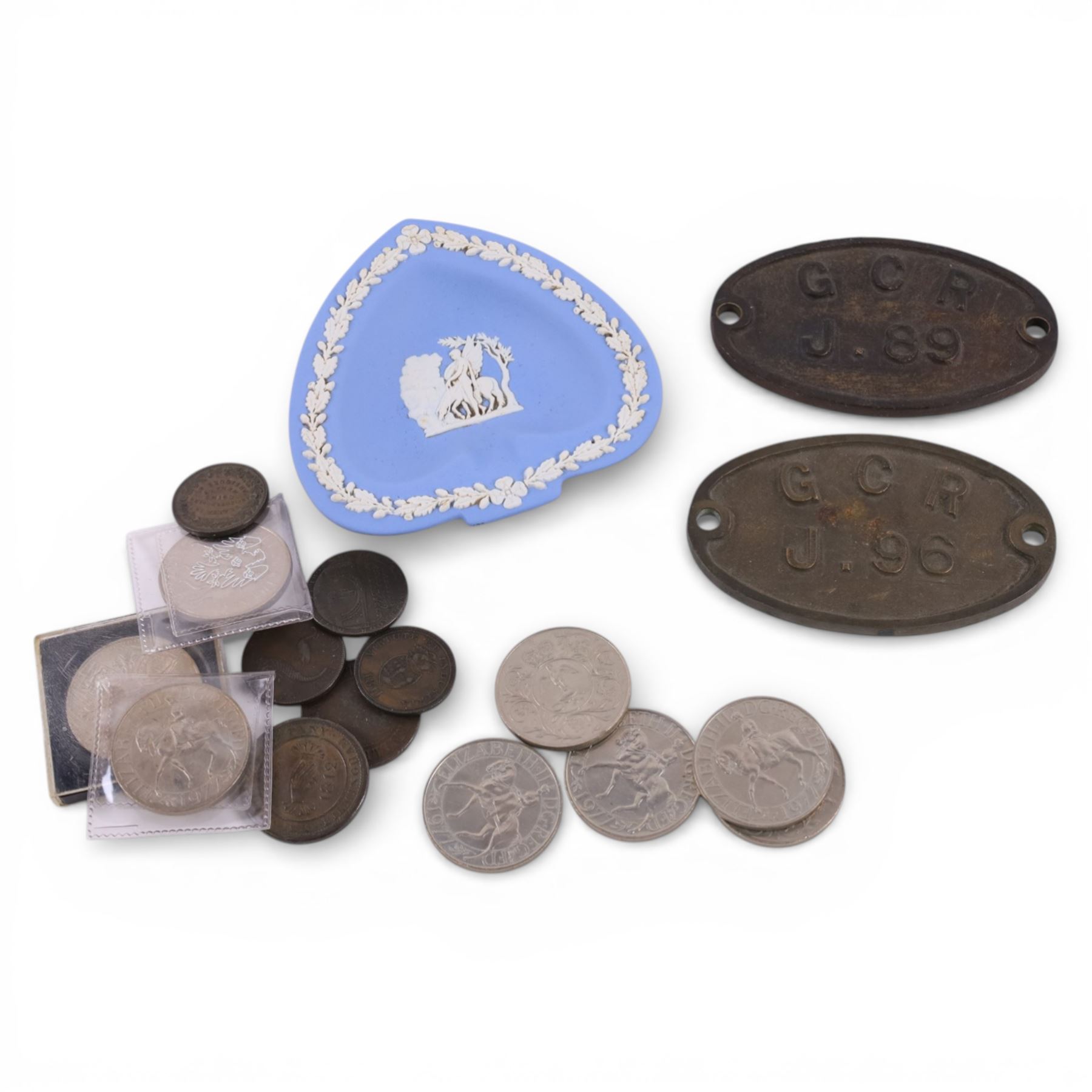 Approximately 20 grams of Great British pre-1920 and approximately 16 grams of pre-1947 silver coins, two ancient coins, possibly Constantine the Great, further coins, Wedgwood dish, Aynsley clock, two locomotive plates, etc