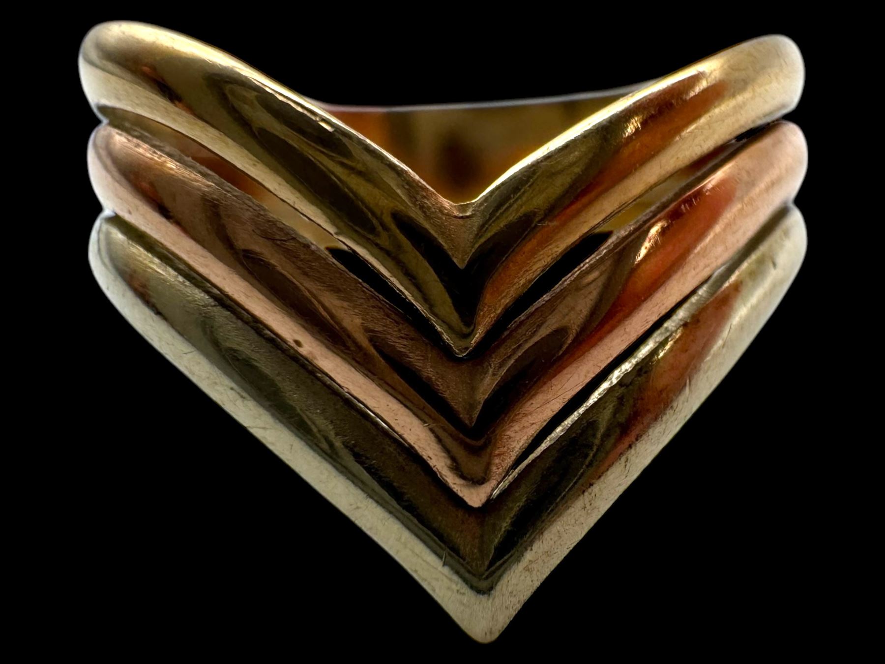 Two 9ct gold rings, comprising tri-tone wishbone ring and a cross over band ring