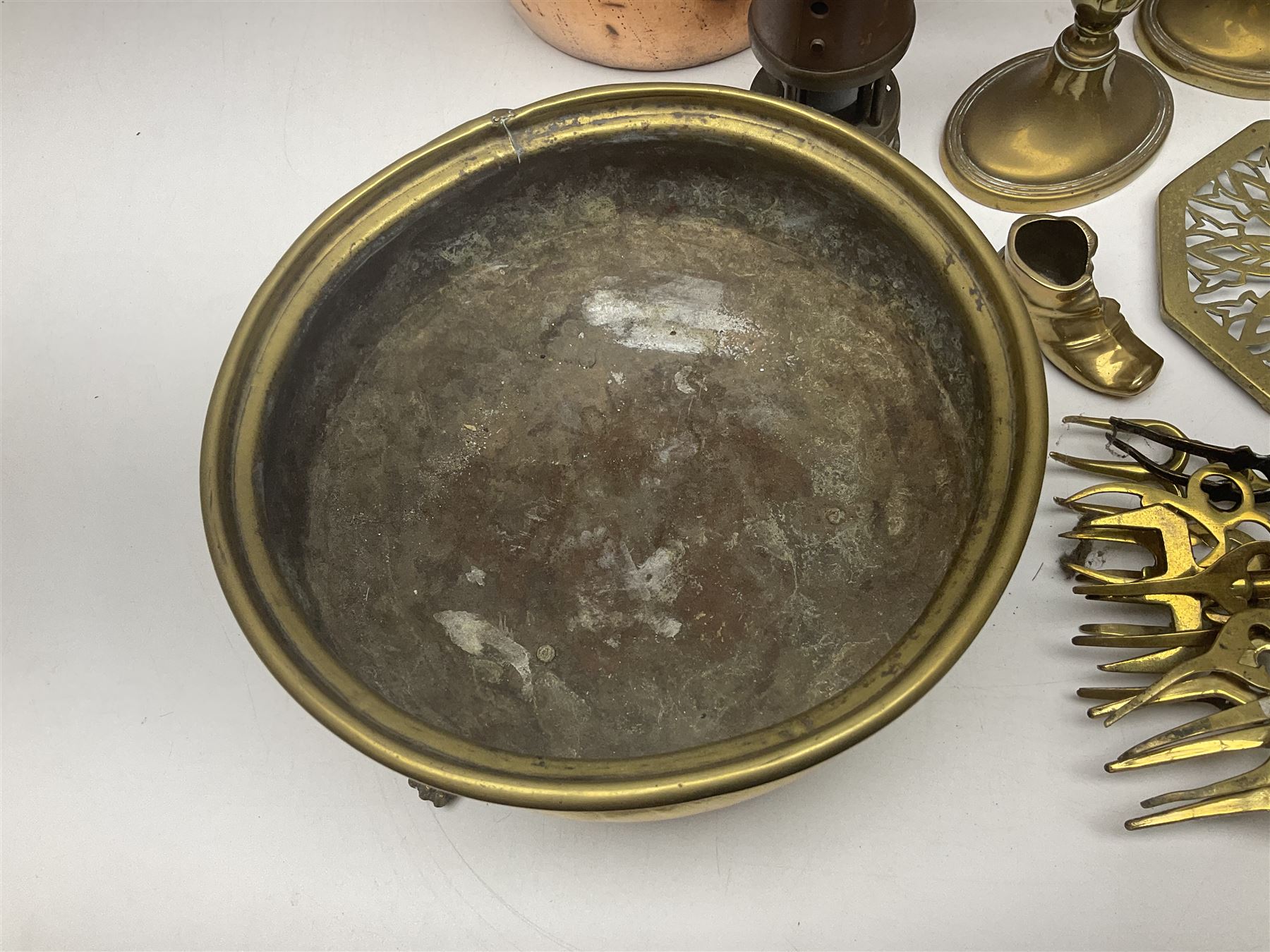 Collection of brassware, to include two jardinieres, candle sticks, brass shell, etc