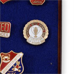 Twenty-one Manchester United enamel pin badges | Autographs