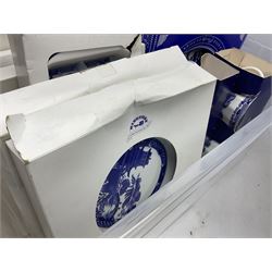 Large quantity of Ringtons blue and white Willow pattern ceramics, to include exclusive collectors examples, dinner plates, teapots, breakfast set, etc, predominantly boxed, four Capodimonte figures comprising example modelled as a girl reading with a puppy, boy giving a bone to a dog, boy reading on cushion and tramp boy sat cross legged with umbrella, together with three The Leonardo Collection figures comprising Midsummer Melody, Alfresco and Butterfly Catchers