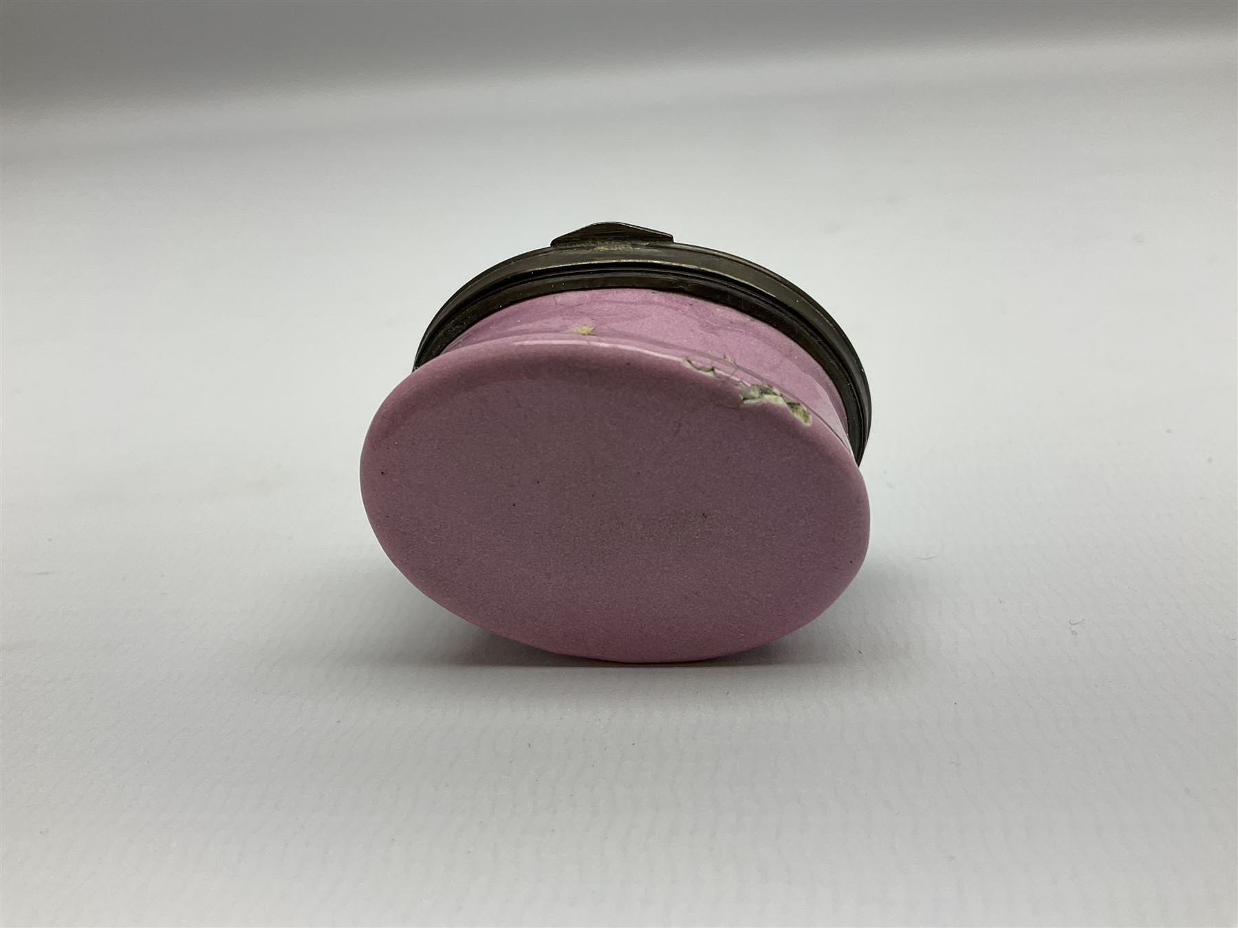 Late 18th century Staffordshire enamel patch box, of oval form with pink base, the hinged cover inscribed 'Have Communion with few, Be familiar with One, Deal justly with All, Speak evil of none' upon a white ground, opening to reveal mirror beneath, W4cm