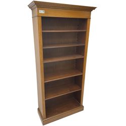 Edwardian inlaid mahogany open bookcase, projecting dentil cornice over crossbanded frieze, fitted with four adjustable shelves with reeded facias, on skirted base