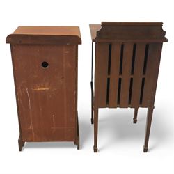 Two Edwardian mahogany bedside cabinets, each enclosed by a single panelled door, one with a raised gallery back and square tapering legs (H 84cm, W 40cm, D 40cm), the other of plinth-base form (H 77cm, W 40cm, D 35cm)