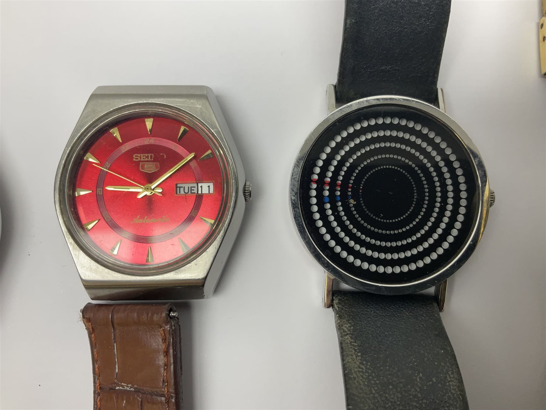 Seiko 5 automatic wristwatch Cal. 7009A, black dial with day-date aperture, Seiko Kinetic auto relay wristwatch and four other watches (6)