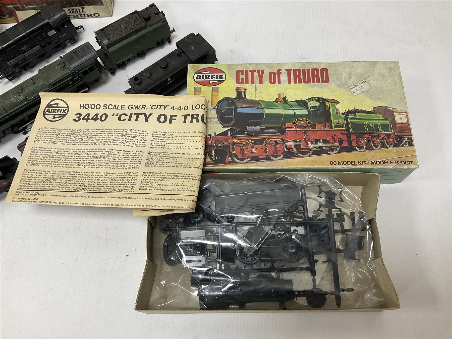 ‘00’ gauge - Airfix locomotive model kits comprising series 4 City of Truro kit and empty series 4 box, series 4 Mogul, two series 4 Harrow kits, all boxed; together with Rosebud Kitmaster Stirling kit and quantity of loose plastic locomotives and tenders from Airfix, Kitmaster, Ratio etc 