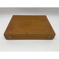 Canteen of silver plated Kings pattern cutlery for six place settings, in a fitted wooden case