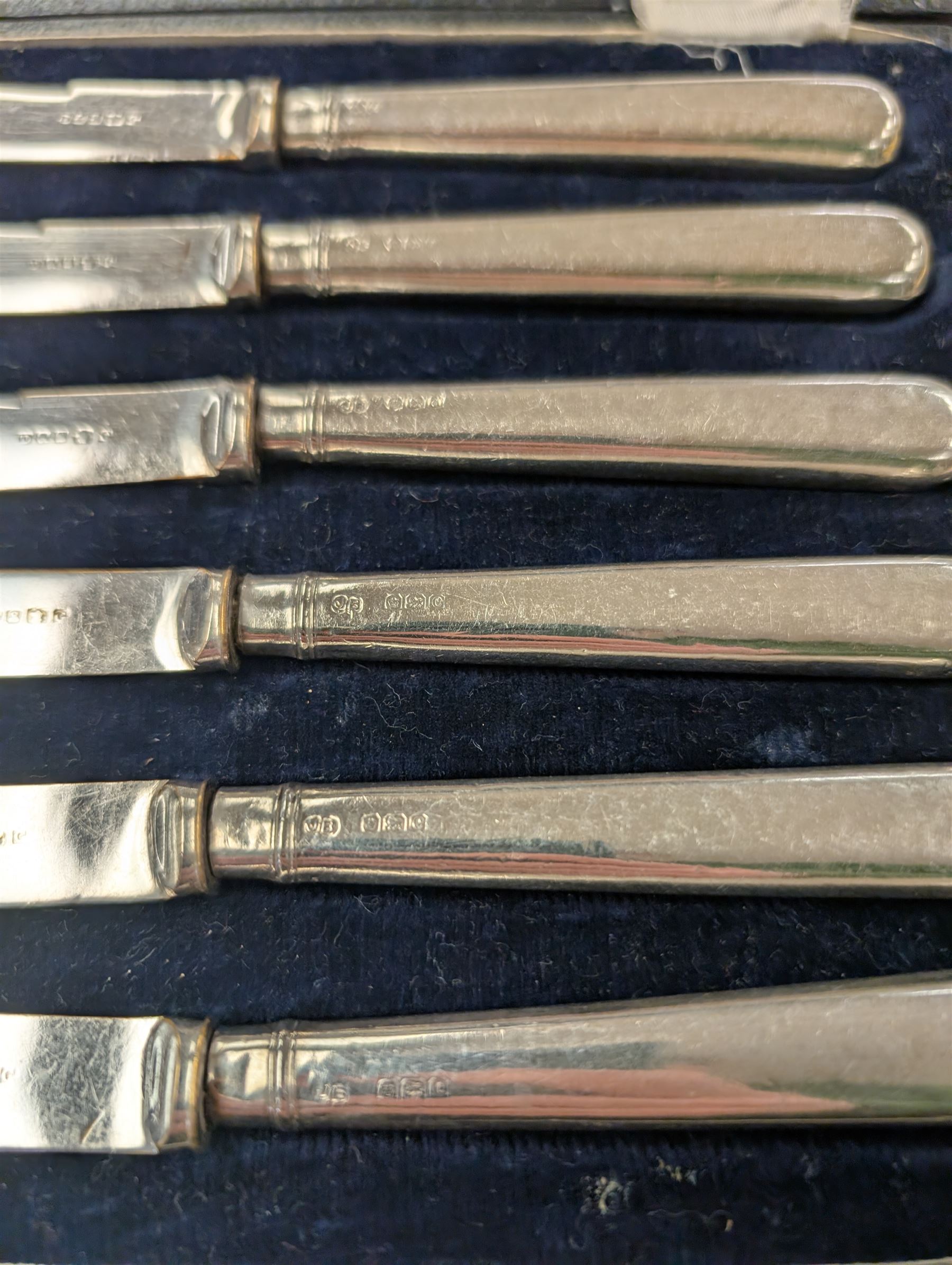 Set of six silver handled knives, in fitted case