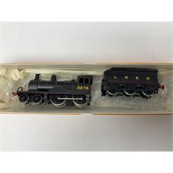 Nu-Cast '00' gauge - five white metal locomotive model kits; three constructed (two x 4-4-0 and one x 2-6-0), one partially built and one unstarted; all boxed; and an empty box
