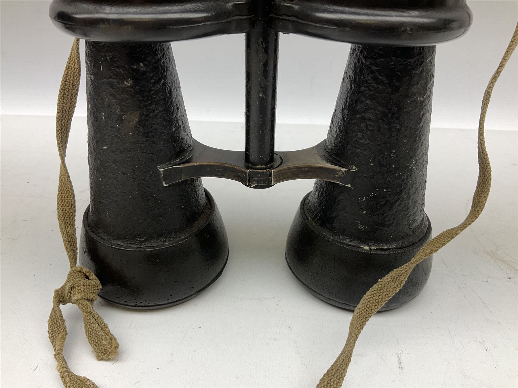 Pair of WWII German U-boat binoculars probably 7 x 50 by Leitz, with rubber eye piece protector covers and leather case stamped with Kriegsmarine mark to the lid and dated 1944, with leather strap.