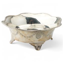 Silver bowl with scalloped edge and engraved decoration on four bracket shape feet D15cm Sheffield 1911 Maker Elkington & Co