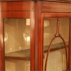 Edwardian satinwood display cabinet, satinwood crossbanded top, with central astragal glazed cabinet, baized lined shelves, raised on tapering supports terminating in spade feet