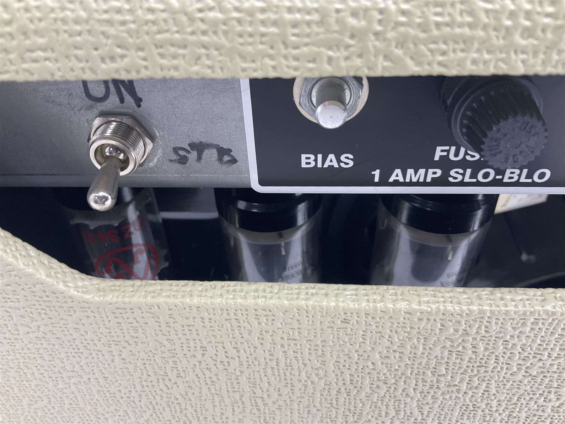 Headstrong Lil'King-S valve amplifier with Legend speaker, being a Boutique guitar amp made in the USA as a fender Princeton Reverb Clone in a cream colour; NVN; L51cm