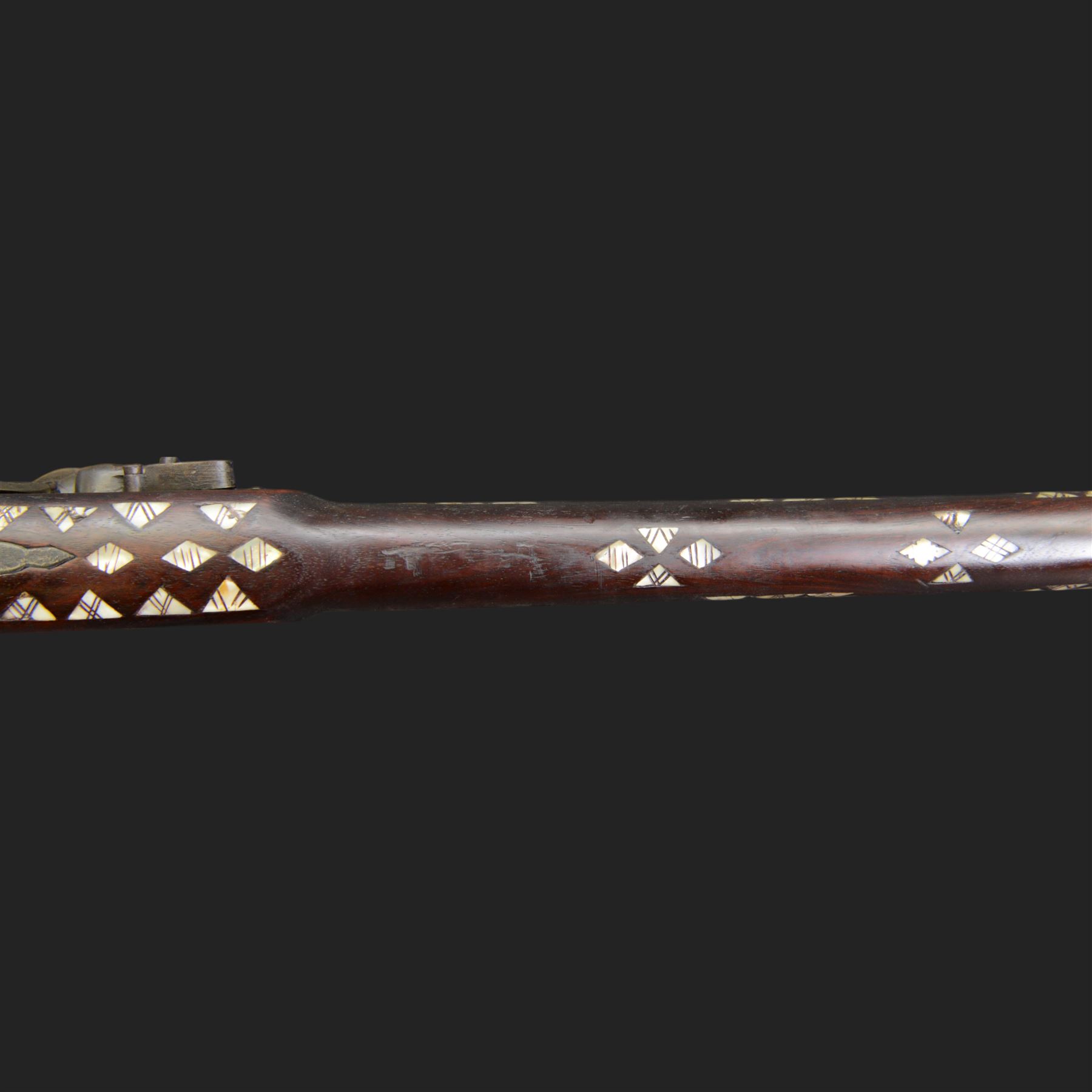 Indian Jezail style flintlock blunderbuss with 61cm bell mouth blunderbuss barrel with engraved floral design, the butt with mother of pearl triangular inlays, overall L97cm
