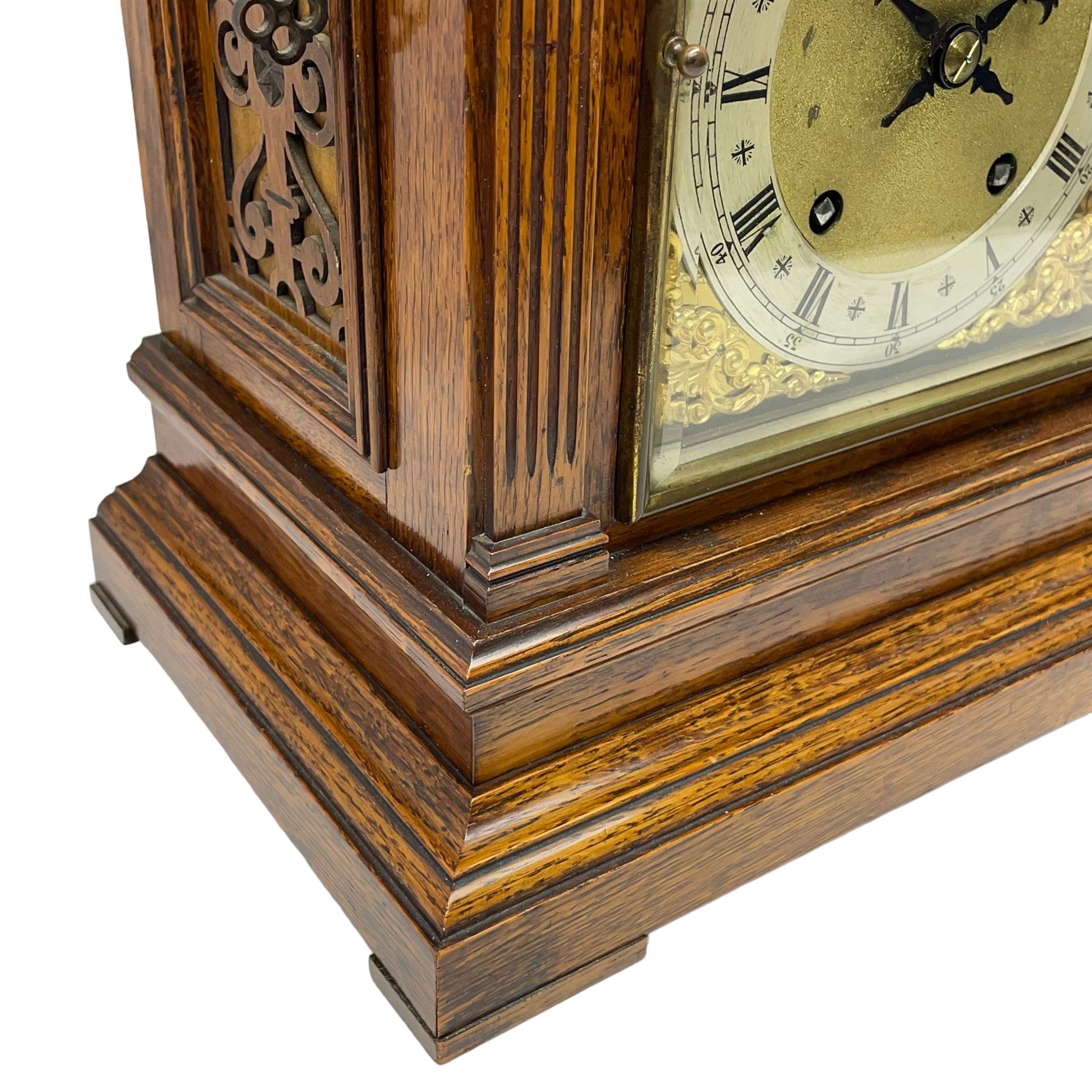 Winterhalder & Hofmeier- German 8-day oak cased mantle clock, in an architectural styled case with a gable pediment and recessed carving to the tympanum, square brass dial flanked by carved reeded pilasters and capitals, with open carved silk backed sound frets on a shaped plinth with padded feet, brass dial with cast spandrels and silvered chapter, Roman numerals, minute track and stylised gothic hands, conforming chime/silent and pendulum regulation dials, twin train going barrel movement with quarter-hour striking on two coiled gongs and the hours on one.
With pendulum.