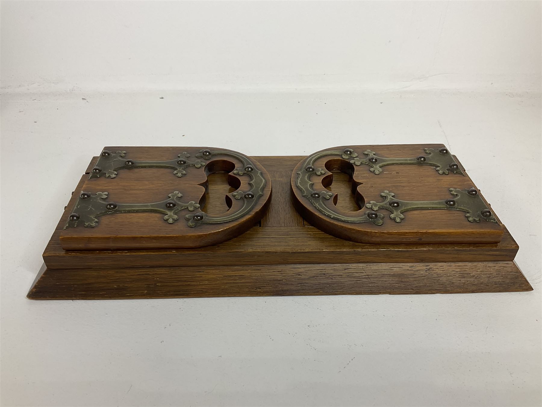 Victorian Betjemann oak book slide, of typical form, the curved hinged and sliding supports with mounted brass Gothic strapwork, stamped Betjemann's Patent 18026, H16.5cm W34cm D15cm