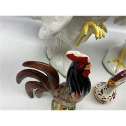 Pair of fighting cockerels from Italy together with three other ceramic cockerels, largest H30cm 