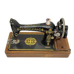 Singer sewing machine F9898270 in oak case 