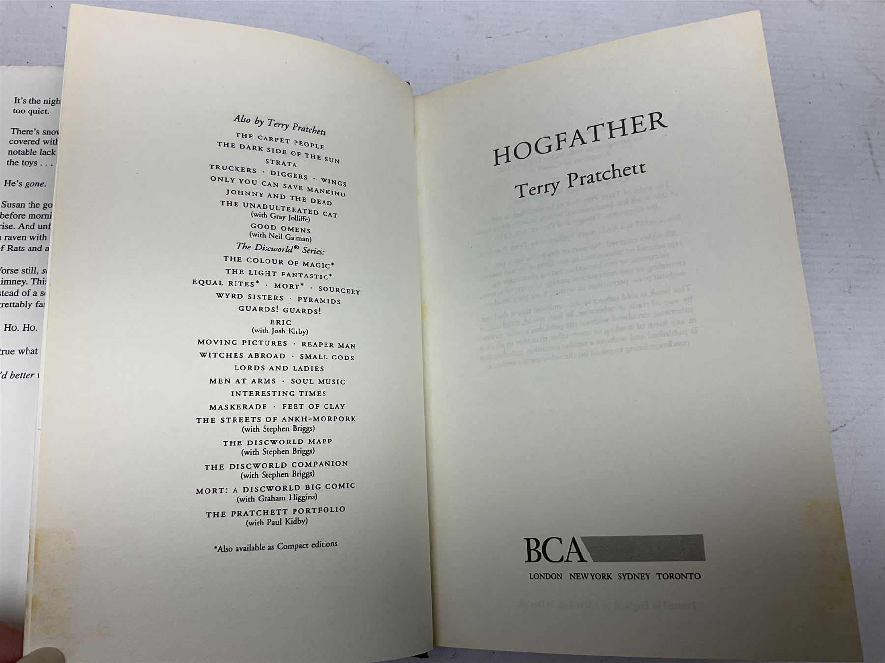 Collection of twenty-three hardback Terry Pratchett books, comprising approximately eighteen first editions including The Fifth Elephant signed & inscribed by Pratchett, all with dustjackets