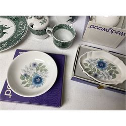 Spode Green Camilla pattern ceramics, together with a Wedgwood Etruscan Dance trinket box, Aynsley Mouse Trap figure, Coalport thatched cottage and a collection of other Wedgwood ceramics, some with boxes