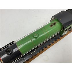 Gauge I - Aster live steam Southern Railway 4-4-0 Schools Class locomotive 'Winchester' No.901 with six-wheel tender; twin outside cylinders, smoke deflectors and spirit burner fed from tender tank, with Aster serial no. 6141167 between the wheels (2)