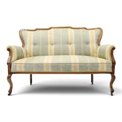 Edwardian mahogany three-piece salon suite, comprising settee and two armchairs, shaped frames with upholstered backs, scrolled arm supports and serpentine seat rails, upholstered in striped floral damask fabric, on cabriole supports with castors (Armchairs: H 96cm, W 70cm, D 68cm)