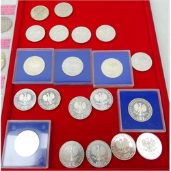  Collection of Polish coinage including twenty-six commemorative 100 zlotych silver coins, 1928 5 zlotych, 1933 250th anniversary of battle of Vienna coin, 1976 200 zlotych Olympic Games silver coin, other polish silver coinage etc, in coin album pages and a 'lindner' coin tray  