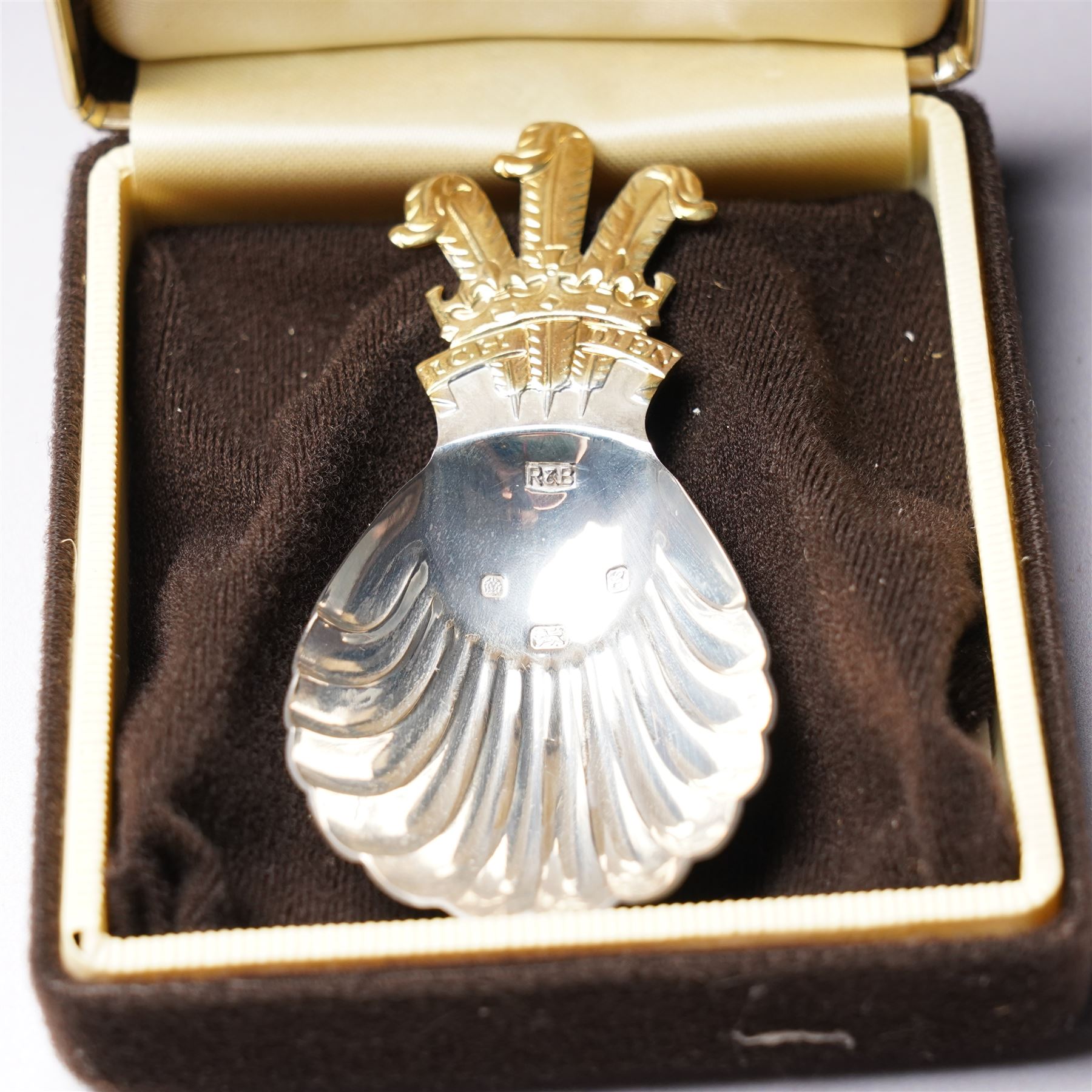 Pair of silver caddy spoons with shell bowls, the handles formed as gilded Prince of Wales feathers in Heritage Collection boxes Sheffield 1981 Maker Roberta & Belk 