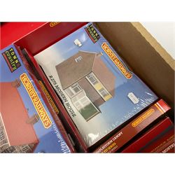 Hornby '00' gauge - nineteen construction kits for trackside buildings and accessories including Grand Suspension Bridge, London Road Station, River Bridge, Viaduct, Engine Shed, Railway Cottages, Water Towers, Girder bridge, Houses, Bell Inn etc; all boxed (19)