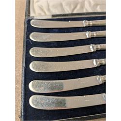 Set of six silver handled knives, in fitted case