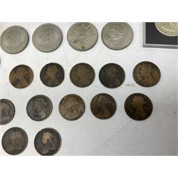 Kodak Duaflex II camera with case, quantity of coins to include Queen Victoria Bun Head pennies, Ever-Ready men's razor in case with blades, compacto mirrors etc