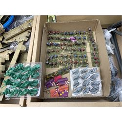 Power Team Elite World Peacekeeper's Expeditionary Unit with box, and sectional plastic fort (both completeness unknown); plastic and other figures of soldiers including groups of cavaliers, WW2 etc