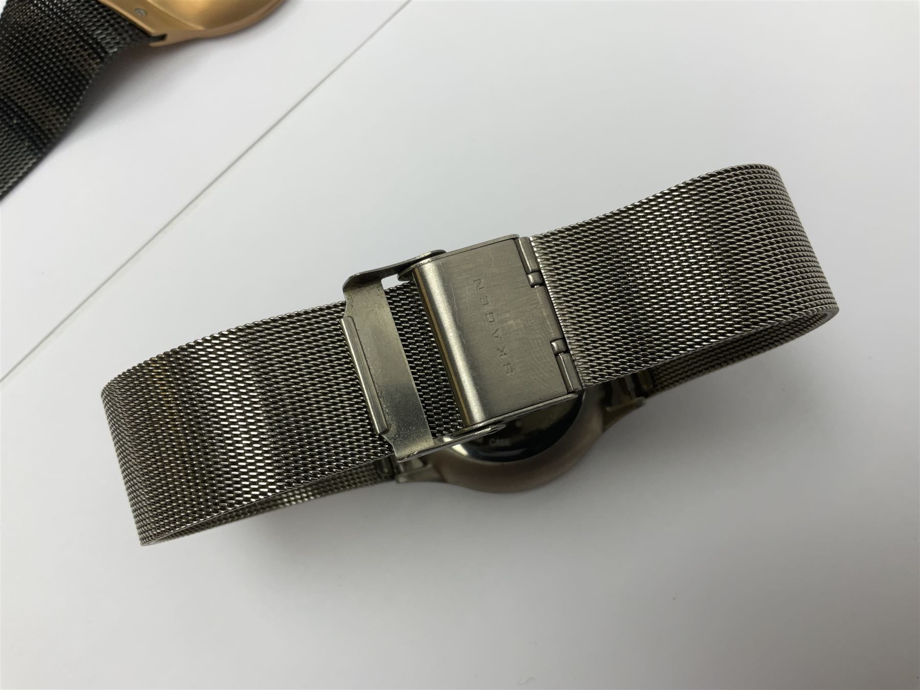 Five Skagen wristwatches, to include 233XLTTM, 809XLTRB, 233LGS, 233XLLTN and 433LGL1, four on Skagen stainless steel mesh straps, one on a Skagen leather strap, 
