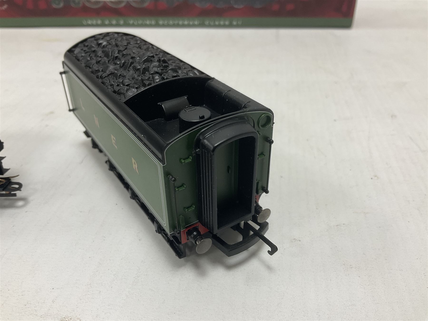 Hornby ‘00’ gauge - Limited Edition Hornby Legends Series no.989/1000 Class A1 LNER 4-6-2 ‘Flying Scotsman’ no.4472 in green; in original box with certificate of authenticity 