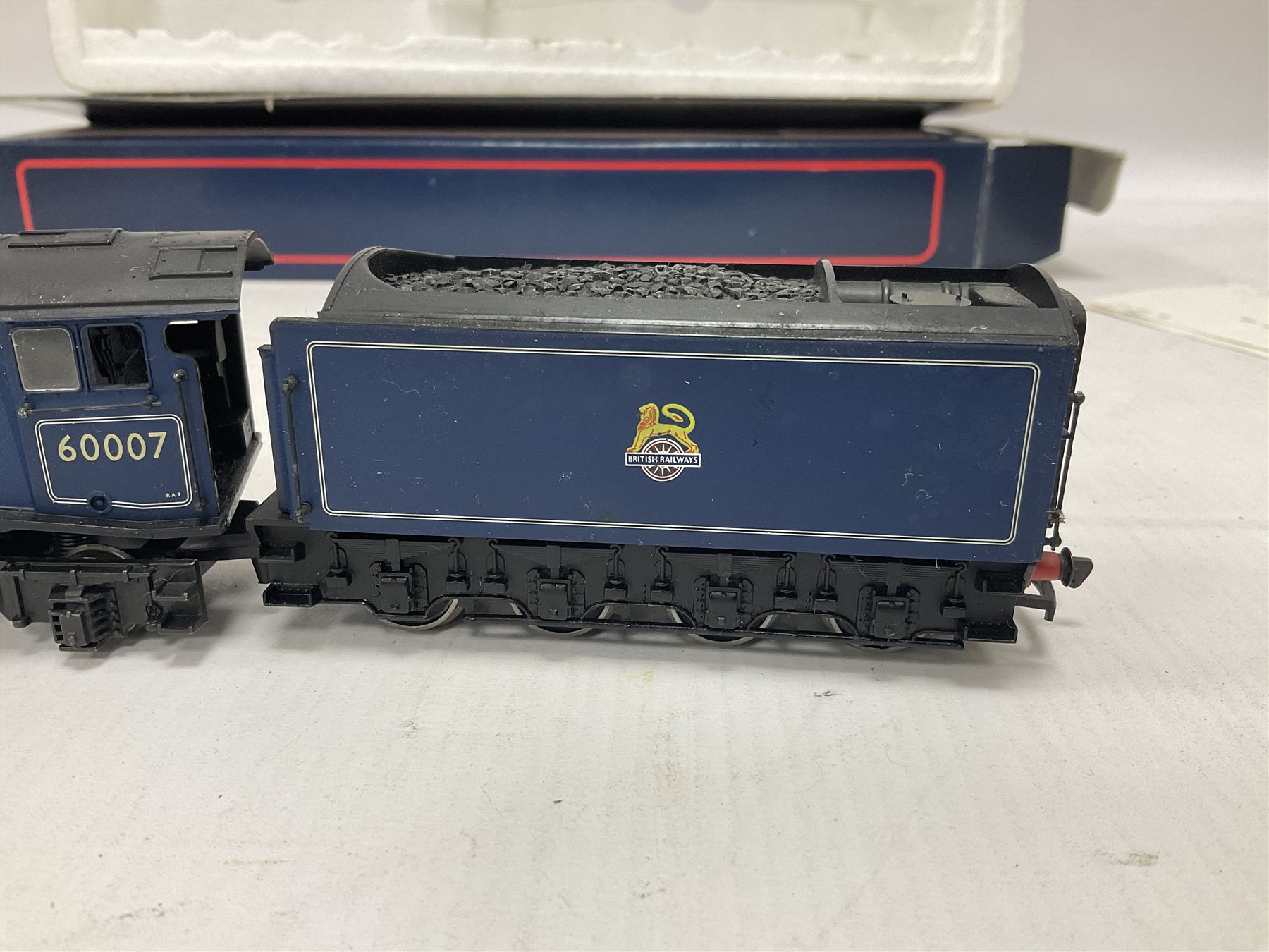 Bachmann ‘00’ gauge - 31551 Gresley Class V2 2-6-2 ‘Green Arrow’ locomotive no.60800 in BR black; 31954 Gresley Class A4 4-6-2 ‘Nigel Gresley’ locomotive no.60007 in BR blue; 31959 Gresley Class A4 Pacific 4-6-2 ‘Miles Beevor’ locomotive no.26 in LNER garter blue; in original boxes (3) 