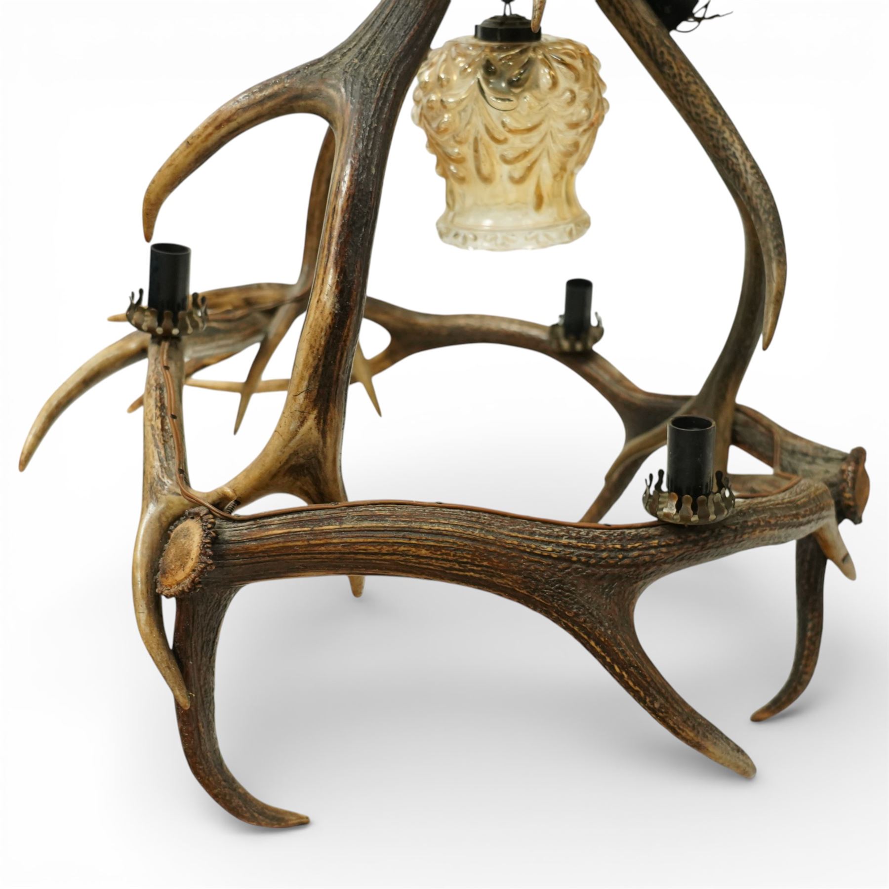 Antlers/Horns - Deer antler chandelier, of circular form, with three fitted lights, H77cm 