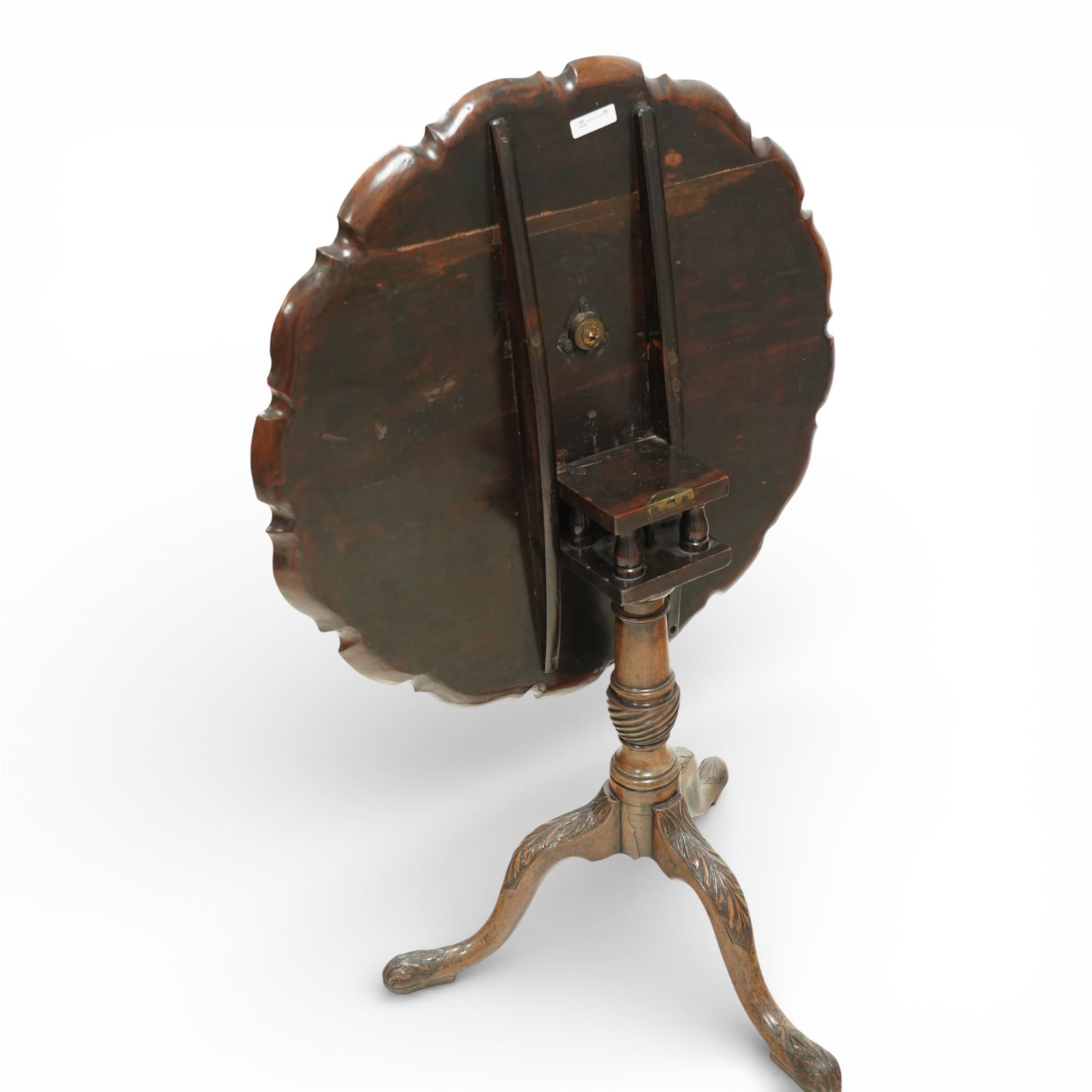 Georgian mahogany pie crust occasional table, the circular dished top with scalloped and moulded edge, raised on a turned pedestal with three cabriole supports terminating in pad feet